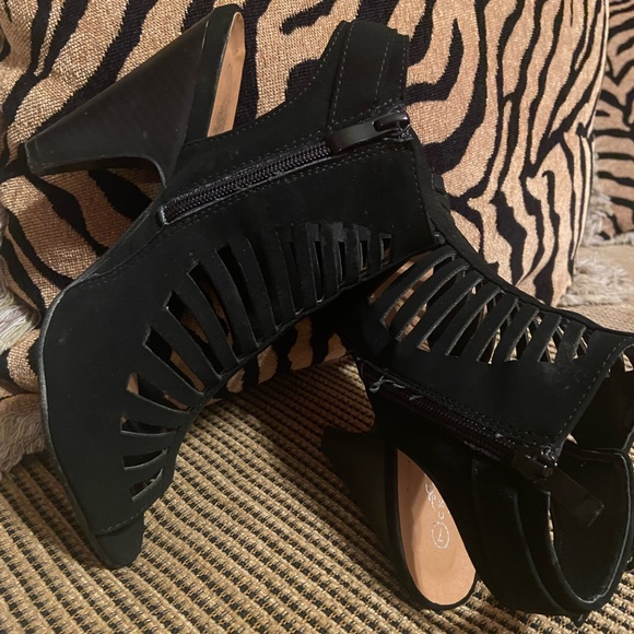 Open back heel with side zipper - Picture 5 of 7